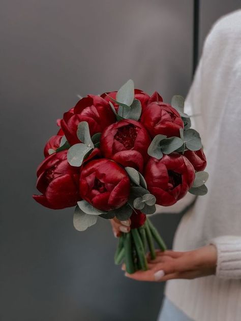 Wedding Spring Flowers Burgundy 2024: A Symphony in Blooms Wedding Flower Ideas, Bridal Bouquet Peonies, Peony Bouquet Wedding, Red Bouquet Wedding, Blush Wedding Flowers, Red Bouquet, Peony Wedding, Fall Wedding Flowers, Diy Wedding Flowers