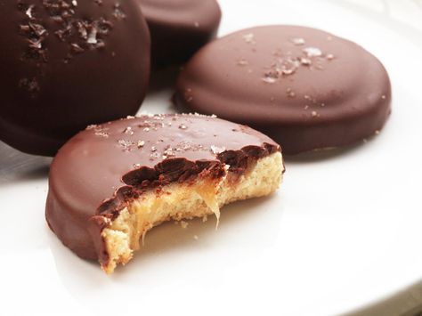 The Food Lab: Better-Than-Twix Chocolate-Covered Caramel-Filled Shortbread Cookies from Serious Eats. Caramel Shortbread Cookies, Twix Shortbread Cookies, Shortbread Cookies Caramel, Shortbread Cookies With Chocolate Drizzle, Chocolate Filled Shortbread Cookies, Twix Recipe, Twix Cookie, Twix Chocolate, Cookies Shortbread