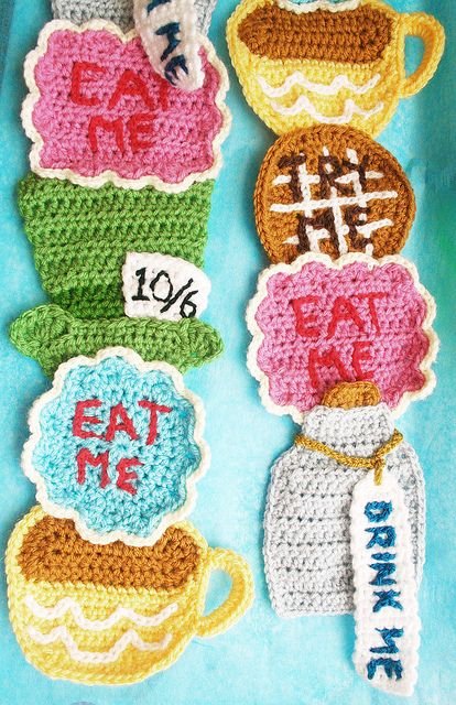 Alice in Wonderland scarf by Twinkie Chan Need to figure out a way to make this!  Or I may buy it!  Either way...I NEED THIS! Crochet Disney Scarf, Weird Crochet Scarf, Mad Hatter Crochet, Crochet Mad Hatter, Twinkie Chan, Scarf Crocheted, Crochet Disney, Crochet Food, Mad Hatter Tea Party