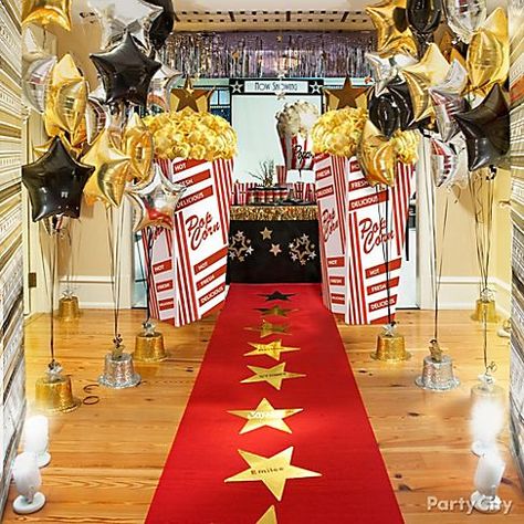 Red Carpet Entrance Let your guests enter your party feeling like a star. Roll out a red carpet from your front steps to your front door to put your friends in the spotlight! Hollywood Theme Party Decorations, Deco Cinema, Hollywood Birthday Parties, Oscars Party Ideas, Red Carpet Theme, Hollywood Birthday, Fest Mad, Golden Globes Party, Hollywood Party Theme