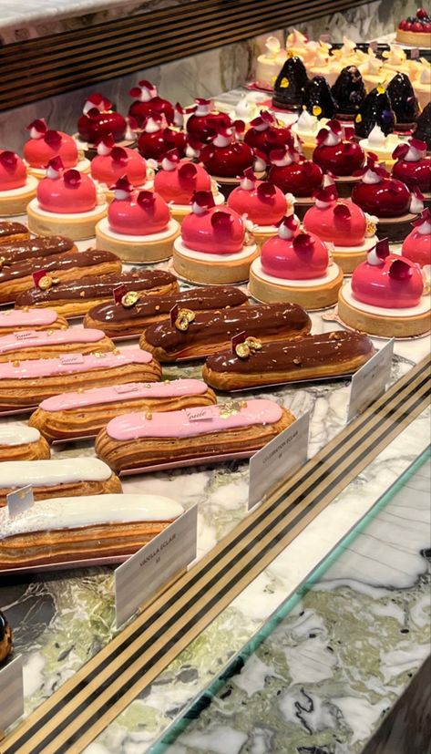 Pastry Display Ideas, Paris Pastry Shop, Boulangerie Aesthetic, Trendy Bakery, Cafe Pastries, Pastries Aesthetic, Paris Pastries, Fancy Pastries, Pastry Aesthetic