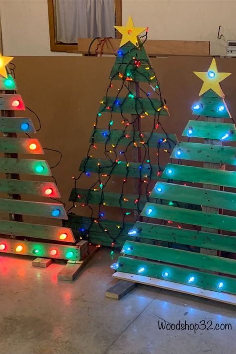 How to Make a Pallet Christmas Tree with Lights Pallet Wood Christmas Tree With Lights, Wood Pallet Xmas Decor, Wooden Christmas Outdoor Decor, Pallet Presents Christmas, Pallet Holiday Decoration Ideas, Wood Christmas Tree For Outside, Pallets Christmas Trees, Pallet Outdoor Christmas Decor, Diy Wood Christmas Trees Outdoor