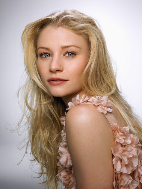 The Hills Have Eyes, Almond Shaped Eyes, Emilie De Ravin, Celebrity Look Alike, Classy And Fabulous, Celebrity Look, Spring Looks, Blonde Hair Color, Dark Hair