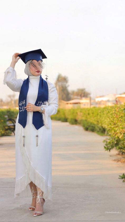 Graduation Outfit Ideas Hijab, Convocation Outfit, Graduation Outfits For Women, Graduation Outfit College, Grad Picture Ideas, Graduation Pic Ideas, College Graduation Photoshoot, College Graduation Pictures Poses, Graduation Look