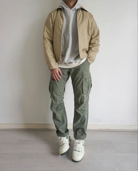 Classy Mens Outfits, Casual Mens Outfits, Green Cargo Pants Outfit, Cargo Pants Outfit Men, Cargo Outfit, Pants Outfit Men, Trendy Boy Outfits, Street Style Outfits Men, Men Stylish Dress