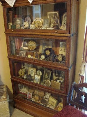 Old Picture Display Ideas, Wall Cabinet Vintage, Antique Family Photos Display, Heirloom Display Ideas, How To Display Old Photos, Antique Photo Display, How To Display Family Heirlooms, Displaying Family Heirlooms, Displaying Old Photos