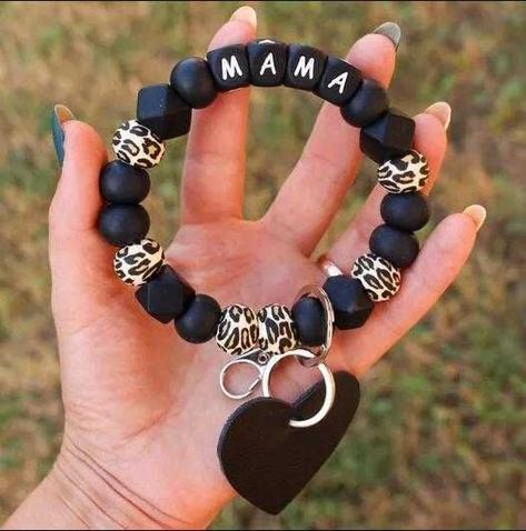 Mama Keychain Silicone, Black Bracelets Women, Diy Silicone Keychain, Silicone Bead Bracelet Keychain, Silicone Keychain Bracelet Diy, Silicone Bead Wristlet Diy, Homemade Key Chains, Diy Beaded Keychain Ideas, Wristlet Keychain Ideas