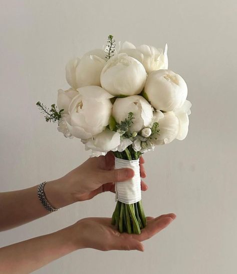 Flowers Bouquet Wedding Elegant, Fluffy White Bridal Bouquet, Dainty White Bouquet, Modern Rustic Wedding Bouquet, Simple White Bride Bouquet, Wedding Bouquets Bride Classic, Mini Peony Bouquet, Wedding Bouqet Aesthetic, Simple Elegant Bouquet Wedding