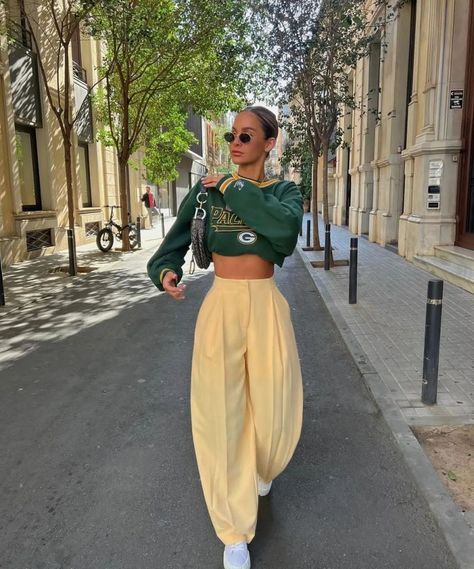 15 Best Yellow Pants Outfit Ideas To Brighten Your Outfit - The Wandering Girl Yellow Pants Outfit, Sporty Chic Outfits, Casual Sporty Outfits, Classy Streetwear, Whimsical Dress, Fest Outfits, Gaun Fashion, Athleisure Fashion, Crop Top Outfits