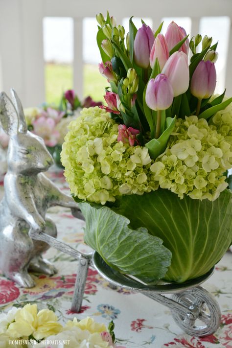 Cabbage Flowers, Decoration Evenementielle, Garden Friends, Tafel Decor, Diy Ostern, Easter Tablescapes, Easter Flowers, Flower Arrangements Diy, Easter Centerpieces