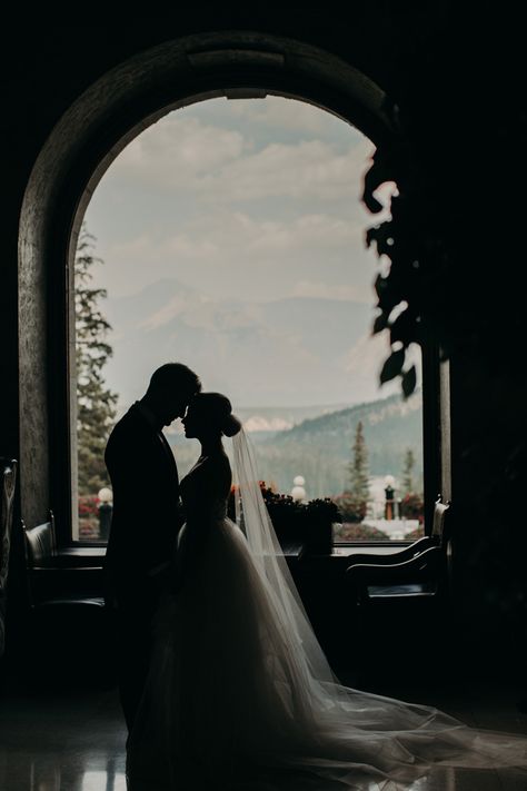 Romantic Wedding Photos Poses, Wedding Portrait Poses, Marriage Photos, Wedding Picture Poses, Pose Fotografi, Romantic Wedding Photos, Wedding Photography Styles, Wedding Couple Poses, Groom Photo