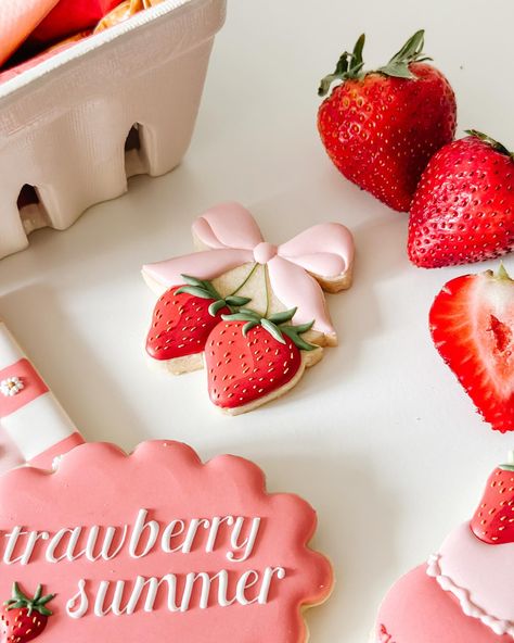 Countdown to strawberry season! 🍓 😋 So excited to teach this brand new class with @howtocakeit on June 4! 🥰 Strawberry Shortcake Sugar Cookies, Royal Icing Cookies Wedding, Strawberry Cookies Decorated, Emma Aurora, Glass Cookies, Cookie Techniques, Cookies Decoradas, Royal Iced Cookies, Cookies Theme