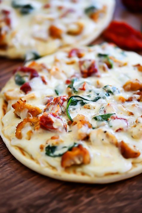 Flatbread Meals, Chicken Pita Pizza, Planning 2024, Personal Pizzas, Tomatoes And Cheese, One Person Meals, Garlic Pizza, Tuscan Garlic Chicken, Pita Pizzas