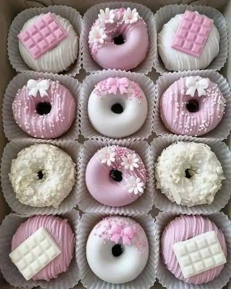 Donat Glaze, Donut Decorating Ideas, Fancy Donuts, Patisserie Fine, Cake Pop Decorating, Donut Decorations, Mini Doughnuts, Chocolate Covered Treats, Cute Donuts