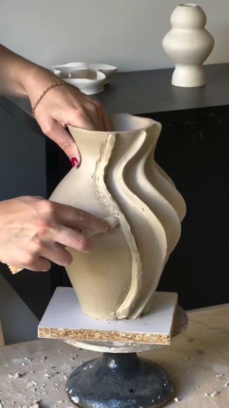 Coil pottery vase by @xirix.studio | Instagram Subtractive Texture Ceramics, Pottery Vase Decorating Ideas, Ceramic Pottery Vase Unique, Vase Form, Textures Ceramics, Ceramic Art Studio, Ceramic Anatomy, Advanced Pottery, Handbuilt Vase Pottery