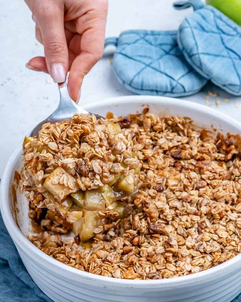 Easy Oatmeal Apple Crumble | Healthy Fitness Meals Pear Crumble Recipe, Apple Recipes Easy Healthy, Apple Crumble Topping, Oatmeal Crumble Topping, Easy Apple Crumble, Healthy Apple Crumble, Apple Recipes Healthy, Easy Apple Crisp Recipe, Apple Crumble Recipe