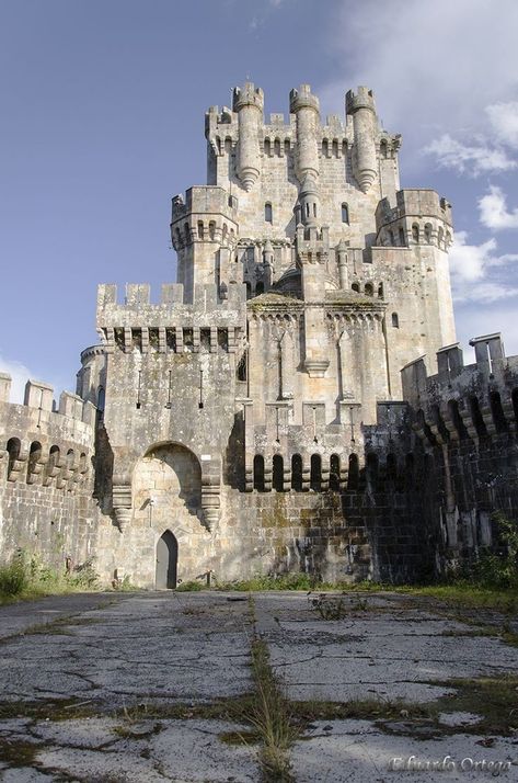 Old Castle, Chateau Medieval, European Castles, Abandoned Castles, Castle Designs, Chateau France, Castle Ruins, Castle House, Fantasy Castle