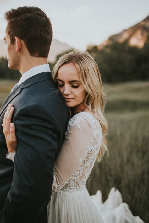 First Look Wedding, Wedding Portrait Poses, Wedding First Look, Wedding Picture Poses, Wedding Photography Styles, Wedding Couple Poses, Wedding Photos Poses, Wedding Photography Poses, Wedding Photo Inspiration