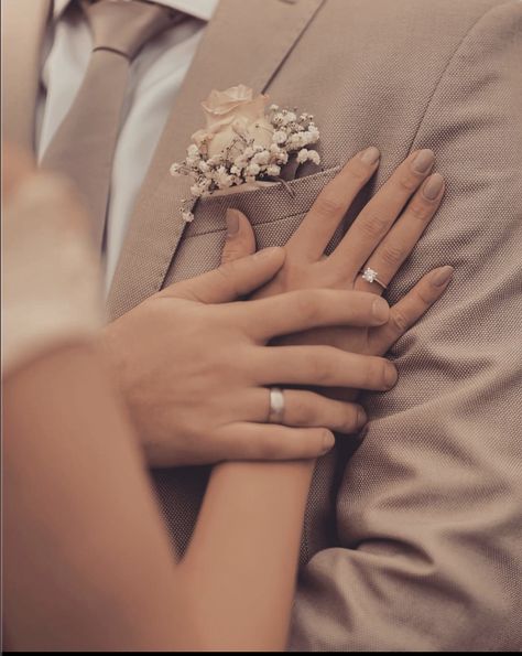 Engagement Estetic, Wedding Photos Of Rings, Wedding Day Pictures Must Have Wedding Photography, Engagement Rings Photoshoot Ideas, Small Wedding Picture Ideas, Wedding Photo Ideas Bride And Groom Creative, Civil Wedding Pictures Ideas, Wedding Photo Ideas Details, Wedding Details Picture