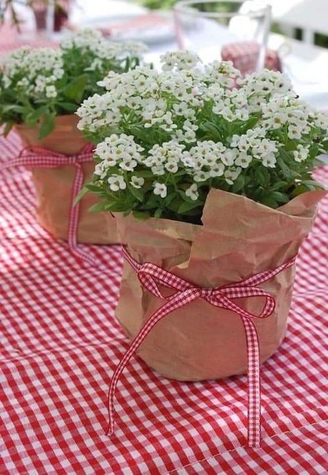 Picnic Basket Centerpiece Ideas, Picnic Basket Centerpiece, Italian Birthday, Happy 60th Anniversary, Picnic Party Decorations, Berry Birthday, Super Mario Bros Party, Italian Party, Round Table Decor