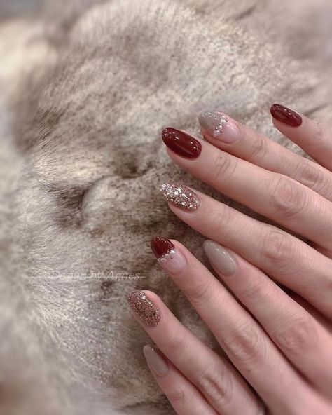 Nail Art Aesthetic Pastel Brown, Maroon Nails Simple, Nail Art Maroon Glitter, Maroon Design Nails, Maroon Gel Nails Design, Nail Art Simple Elegant Classy Brown, Classic Nail Designs Elegant, Nail Art Simple Red, Maroon Nail Ideas Burgundy