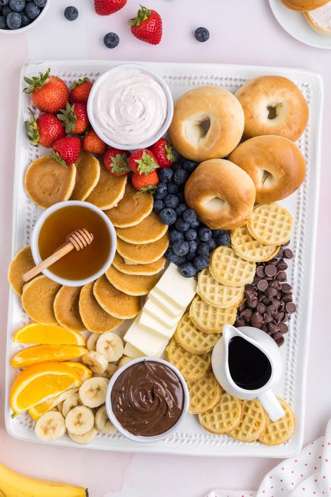 Slumber Party Foods, Breakfast Charcuterie Board, Breakfast Charcuterie, Birthday Breakfast Party, Breakfast Basket, Brunch Bar, Easy To Make Breakfast, Breakfast Board, Breakfast Platter