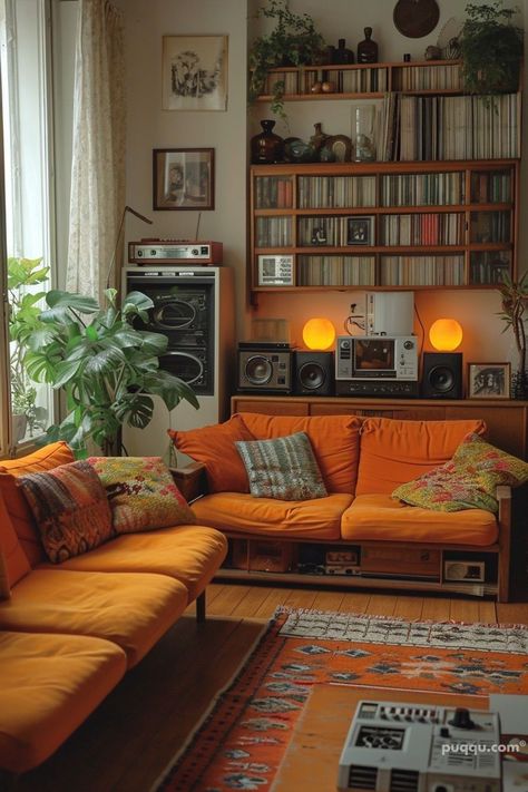 Living Room Designs Retro, Retro Design Living Room, Retro Aesthetic Interior Design, 70s Living Room Ideas, Dark Retro Living Room, 70s Style Room Decor, 70s Vibe Living Room, Retro Lounge Room, 60s Home Interior