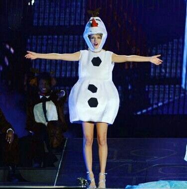 Taylor Swift ,Olaf ! Taylor Swift Looks, Olaf Costume, Tyler Smith, Taylor Swift Singing, Taylor Swift Christmas, Taylor Swift Dress, 1989 Tour, Taylor Swift Fan Club, Idina Menzel