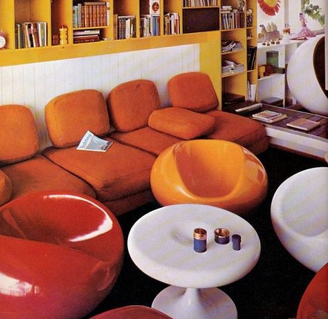 Those chairs! Space Age Interior, Space Age Furniture, 70s Chic, 70s Interior Design, Futuristic Designs, 70s Interior, 1970s Decor, Retro Interior Design, 70s Home