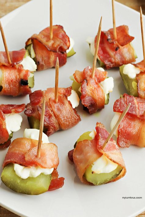 Cream Cheese Pickles, Bacon Wrapped Pickles, Wrapped Pickles, Pickle Appetizers, Cheese Pickles, Bacon Appetizers, Appetizers Easy Finger Food, Low Carb Appetizers, Cream Cheese Recipes