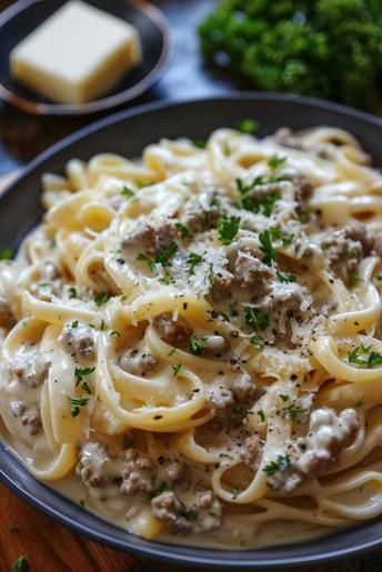 This Creamy Ground Beef Alfredo Pasta is a quick and easy meal ready in just 30 minutes! Perfectly seasoned ground beef combined with a rich and cheesy Alfredo sauce over tender fettuccine. It’s the ideal dinner for busy nights when you need something satisfying and flavorful. Save this recipe for your next weeknight meal and share it with friends! Ground Beef Alfredo Pasta, Beef Alfredo Pasta, Ground Beef Alfredo, Recipe Using Alfredo Sauce, Beef Alfredo, Creamy Ground Beef, Au Jus Recipe, Easy High Protein Meals, Comfort Pasta