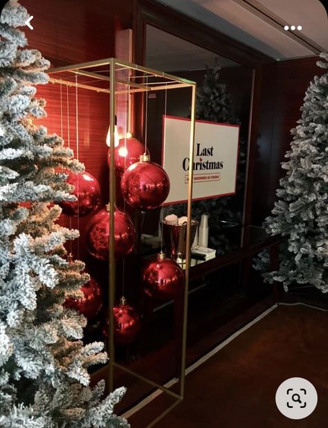 Corporate Christmas Decor, Christmas Event Decor, Christmas Display Ideas, Christmas Balloon Decorations, Christmas Stage, Christmas Church, Christmas Event, Christmas Balloons, Christmas Themes Decorations