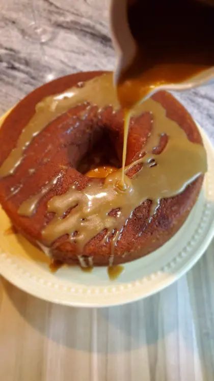 Butter Cake with Brown Sugar Glaze Sugar Glaze Recipe, Brown Sugar Pound Cake, Pound Cake Glaze, Powdered Sugar Glaze, Make Brown Sugar, Brown Sugar Recipes, Crockpot Ham, Glaze For Cake, Making Butter