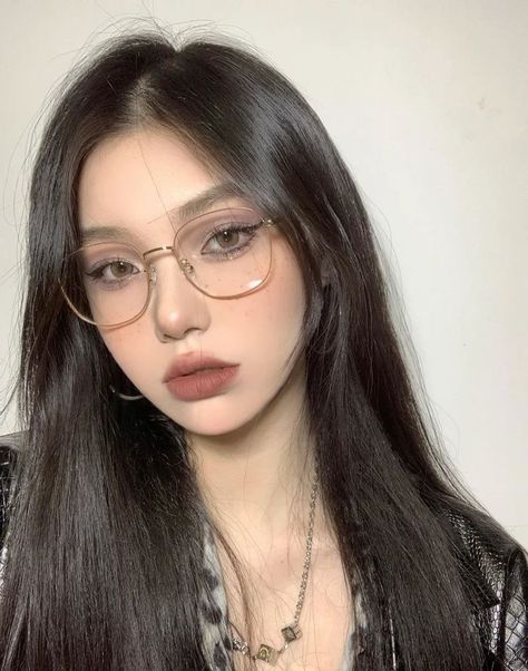 Korean Fashion Glasses, Big Round Glasses Aesthetic, Round Faces Aesthetic, Makeup Glasses Everyday, Glasses Frame For Oval Face Shape, Aesthetic Glasses Frames Korean, Glasses For Oval Face Shape Woman, Pretty Asians With Glasses, Big Glasses Aesthetic