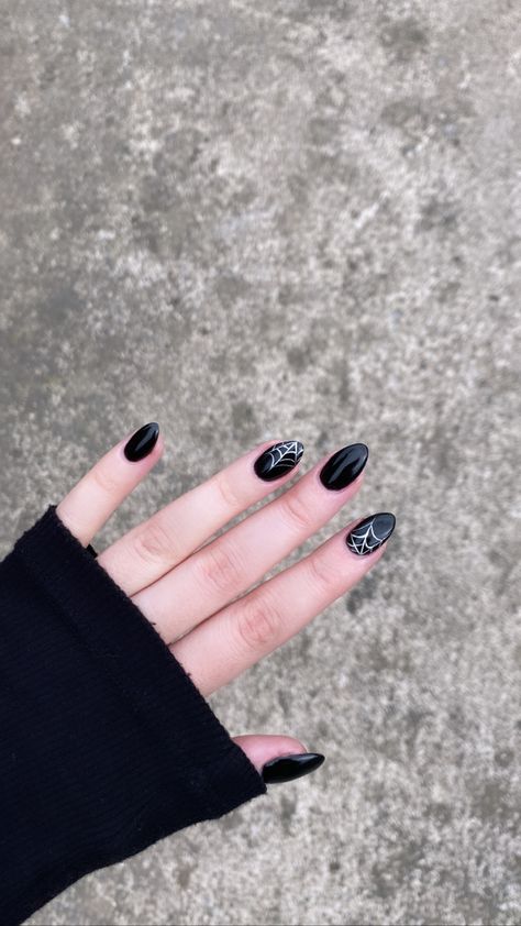 Cool Halloween Nails Short, Nail Inspo Short Almond Shape, Black Oval Halloween Nails, Halloween Nails Designs Black, Spiderweb Gel Nails, Short Almond Acrylic Nails Design Black, Simple Spider Web Nails, Grunge Nails Almond Shape, Nails For Fall Almond Shape