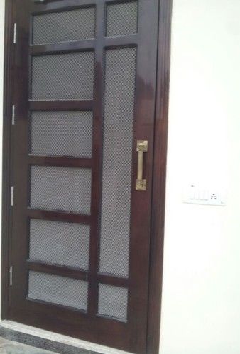 House Fernicher, Wooden Net Door Design Entrance, Main Net Door Design Wooden Modern, Jali Doors Design, Net Gate Design, Front Jali Door Design Modern, Jaali Door Design, Jali Gate Design Wooden, Net Door Design Wooden Modern