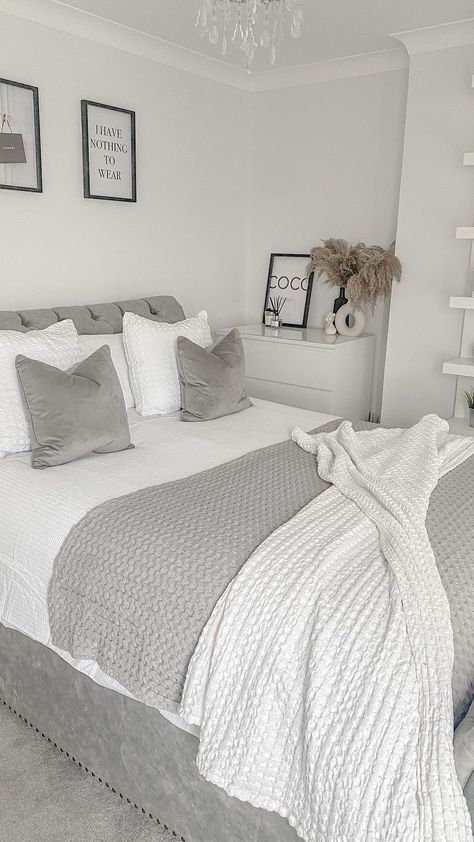 Room Decor Bedroom Grey, Black Grey And White Bedroom, Grey Room Aesthetic, Bedroom Modern Ideas, Gray And White Bedroom Ideas, Grey And White Bedroom, Grey Bedroom Decor, White Room Decor, Luxury Room Bedroom