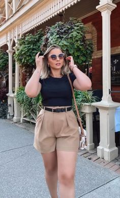 Summer Outfit Curvy Girl, New York City Outfits Summer Plus Size, Greece Wardrobe, Short And Curvy Outfits, Shorts For Curvy Women, Outfits For Short Women Curvy, Packing Outfits, Winter Fall Outfits, Short Curvy Girl Outfits