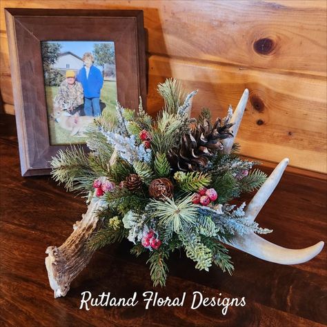 Deer Antler Christmas Wreath Diy, Christmas Deer Antler Decor, Antler Centerpiece Christmas, Antler Flower Arrangement, Western Christmas Centerpiece Ideas, Crafts With Deer Antlers, Deer Antler Crafts Projects Diy, Antler Floral Arrangement, Christmas Decor With Antlers