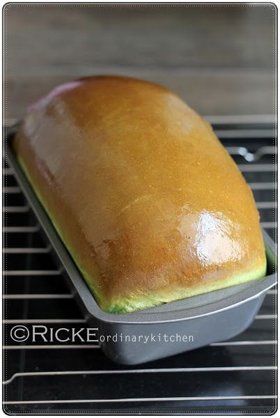 Just My Ordinary Kitchen...: ROTI TAWAR PANDAN (PANDAN LOAF BREAD) Chocolate Swirl Bread, Soft Bread Recipe, Roti Bread, Anna Olson, Pembuat Roti, Swirl Bread, White Bread Recipe, Roti Recipe, Breakfast Bread Recipes