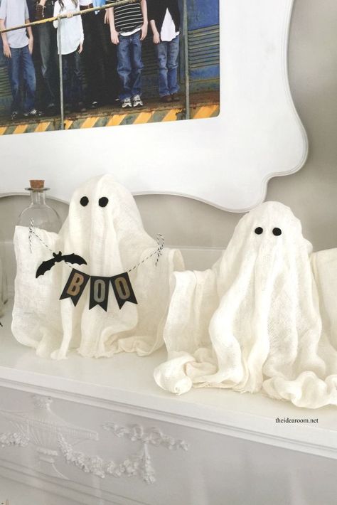 Ghost Tutorial, Diy Halloween Ghosts, Outside Halloween Decorations, Diy Halloween Party, Halloween Party Decor Diy, Halloween Decor Diy, Ghost Crafts, Halloween Mantle, Halloween Ghost Decorations