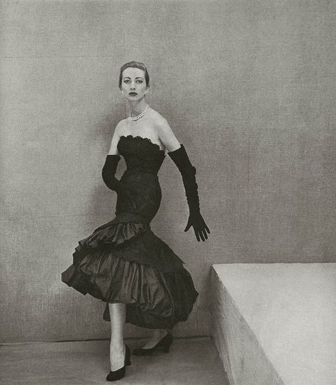 Vintage Cristóbal Balenciaga "little black" evening dress from a Vogue editorial in 1951=Definitely shows his Spanish roots Lucien Lelong, Balenciaga Dress, Vogue Editorial, Simply Fashion, Cristóbal Balenciaga, Francisco Goya, Pattern Hack, Elsa Schiaparelli, Fashion 1950s