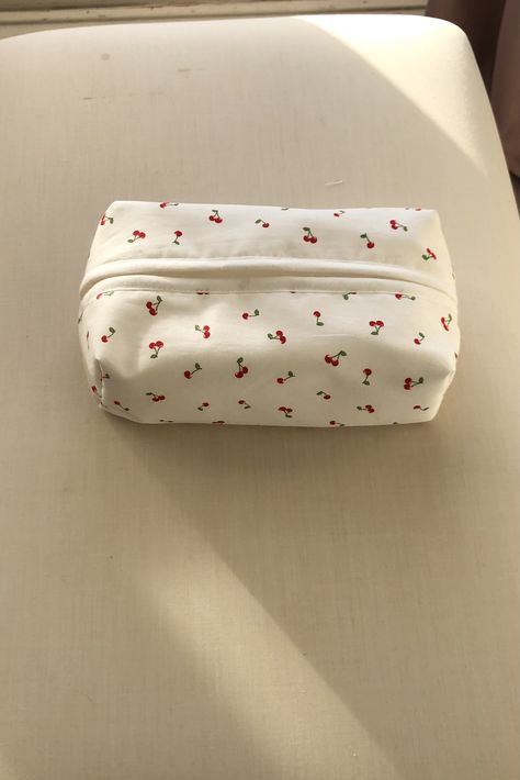 Cute Pencil Case For School, Makeup Bags Aesthetic, Pencil Pouch Aesthetic, Aesthetic School Bag, Aesthetic Pouch, Pencil Case Aesthetic, Aesthetic Pencil Case, School Bag Organization, School Wishlist