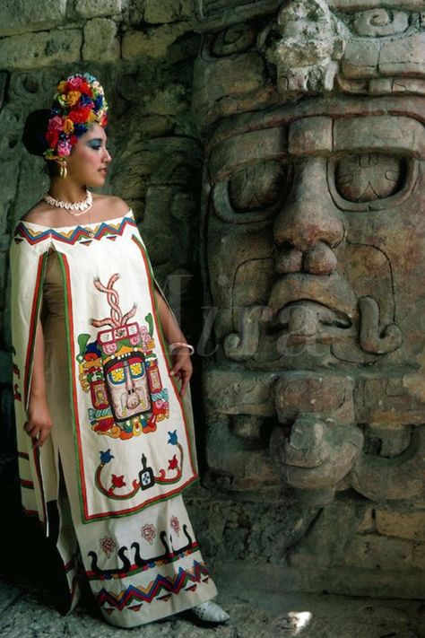 . Traditional Mexican Clothing, Mayan Dress, Mexican Clothing, Aztec Culture, Mayan Art, Mexican Fashion, Mayan Culture, Mexican Heritage, Mexican Dress