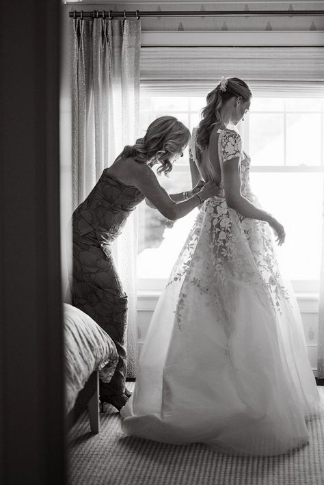 Picture Wedding Ideas, Wedding Mother Daughter Pictures, Wedding Shots Photography Photo Ideas, Photography For Wedding, Wedding Photos Ideas For Photographers, Wedding Day Photo Poses, Pictures For Wedding Day, Bride Photo Ideas Wedding Day, Before Ceremony Wedding Photos