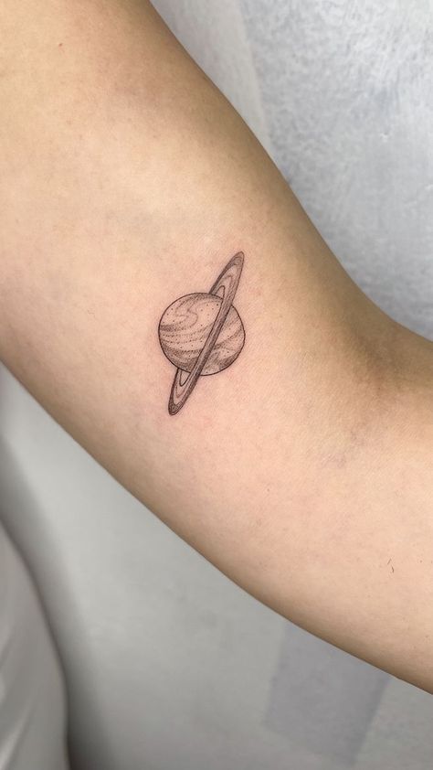 Saturno tattoo Planet Tattoo, Saturn Tattoo, Planet Tattoos, Tatuaje A Color, Modern Tattoos, Discreet Tattoos, Subtle Tattoos, Dainty Tattoos, Simplistic Tattoos