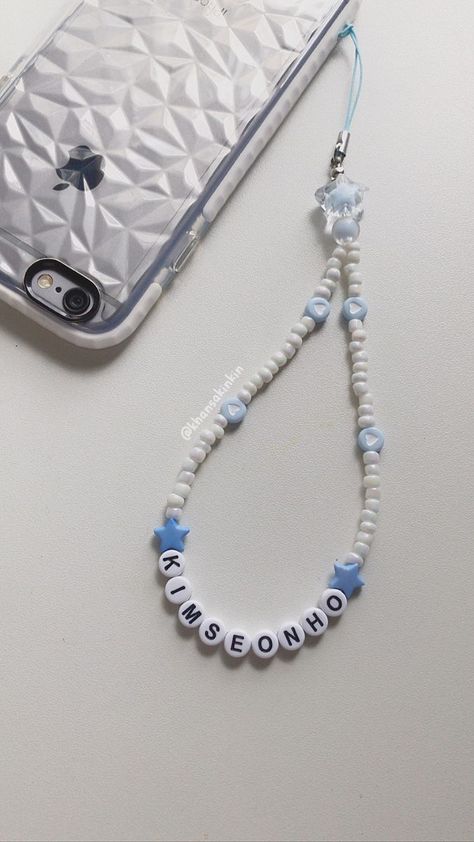 Bead Strap Phone, Phone Keychain Ideas, Phone Bracelet Ideas, Phone Straps Beads Diy, How To Make Phone Charms, Phone Strap Ideas, Gantungan Hp Manik-manik, Phone Strap Diy, Diy Phone Strap