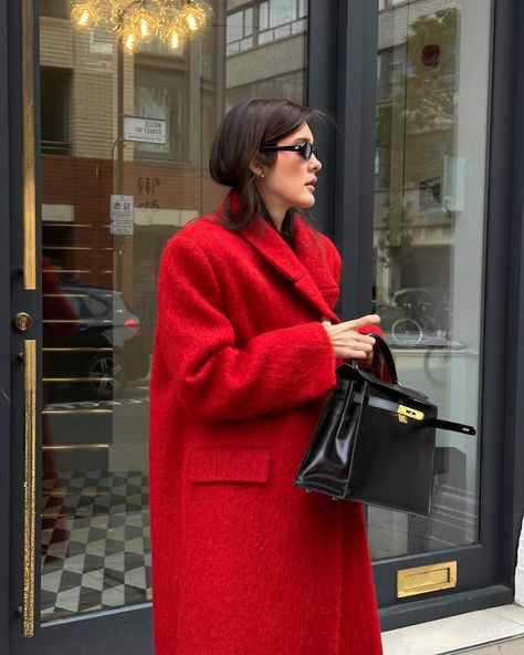 Valeria • Fashion Consultant (@sobalera) • Instagram photos and videos Red Wool Coat Outfit, Red Wishlist, Red Coat Outfit Winter, Red Coat Outfit, Red Winter Coat, Winter Coat Outfits, Red Wool Coat, Winter Neutral, Coat Trends