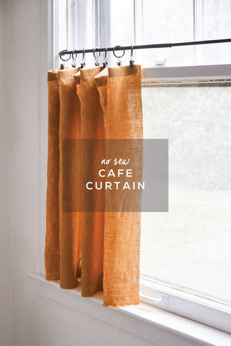 Novice crafters will love this easy, no sew cafe curtain video tutorial. Make a window curtain using hem tape and an iron. No sewing machine needed! Curtain Video, Curtain Installation, Kitchen Window Curtains, Cafe Curtain, Decor Studio, Cafe Curtains, Diy Curtains, Kitchen Window, No Sew