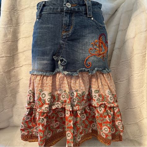 Candies Denim Skirt. Size 3. New Never Worn Distressed Fringe Appliqu On Side Button Front Vintage Never Worn Denim Skirt Diy Old Jeans, Vintage Look Outfit, Midi Skirt Denim, Diy Denim Skirt, Diy Old Jeans, Remake Clothes, Patchwork Denim Skirt, Vintage Denim Skirt, Distressed Skirt